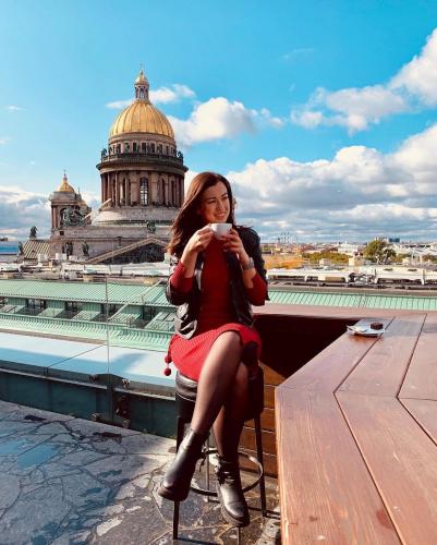 Qiz qulning yuziga tegdi.